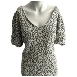 Belldini Top Women's Size M Snow Leopard Print Short Sleeve V-neck